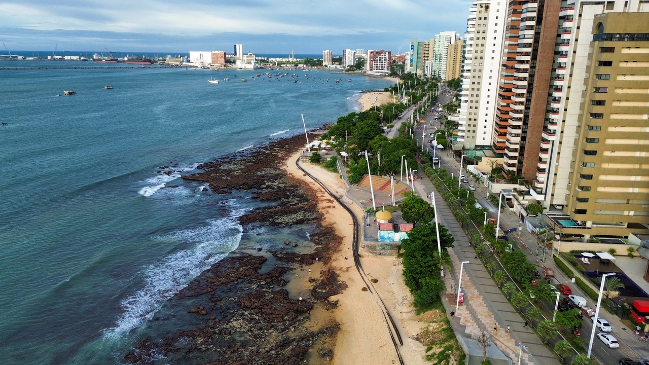 Vista aérea da beira mar de Fortaleza